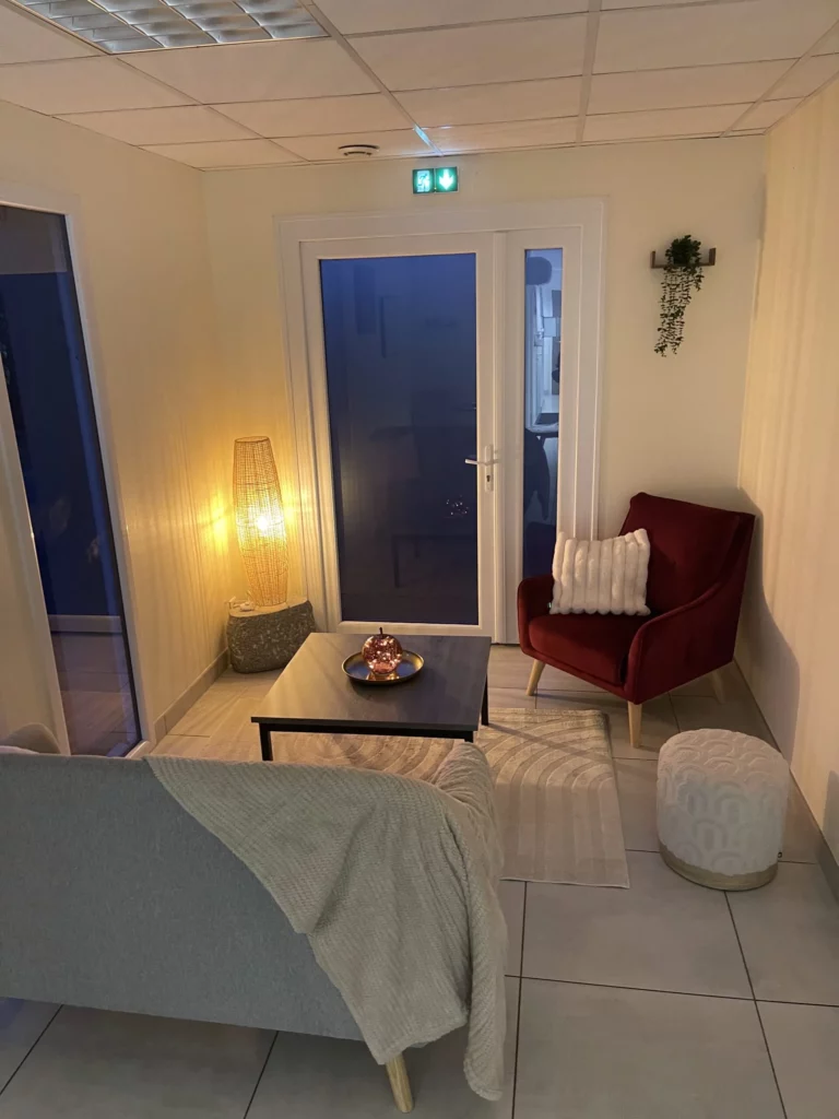 Salon de recueillement chaleureux et apaisant dans une chambre funéraire.