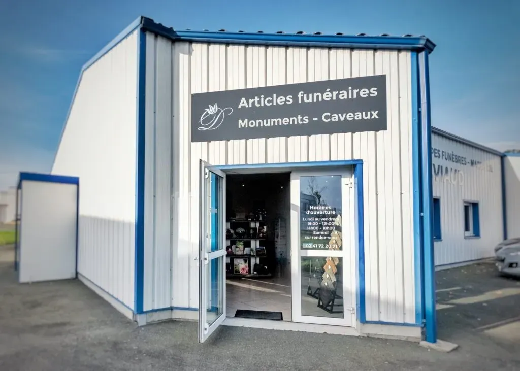 Entrée du magasin d'articles funéraires, monuments et caveaux de l'agence Daviaud.
