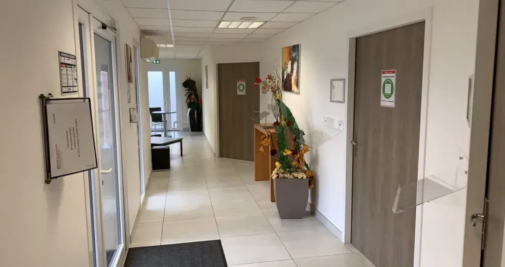 Couloir de la chambre funéraire desservant les salons de recueillement.