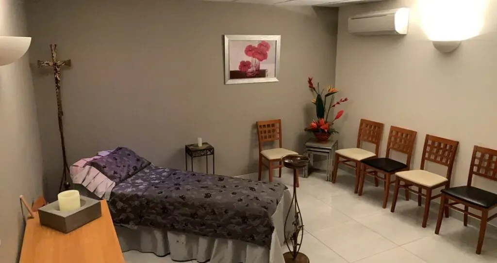 Chambre funéraire aménagée avec lit de repos pour le recueillement des familles.